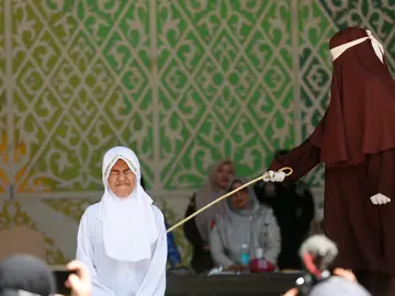 Una mujer reacciona ante los azotes durante un castigo público por violar la ley sharia este jueves, en Banda Aceh (Indonesia) Una mujer reacciona ante los azotes durante un castigo público por violar la ley sharia este jueves, en Banda Aceh (Indonesia)