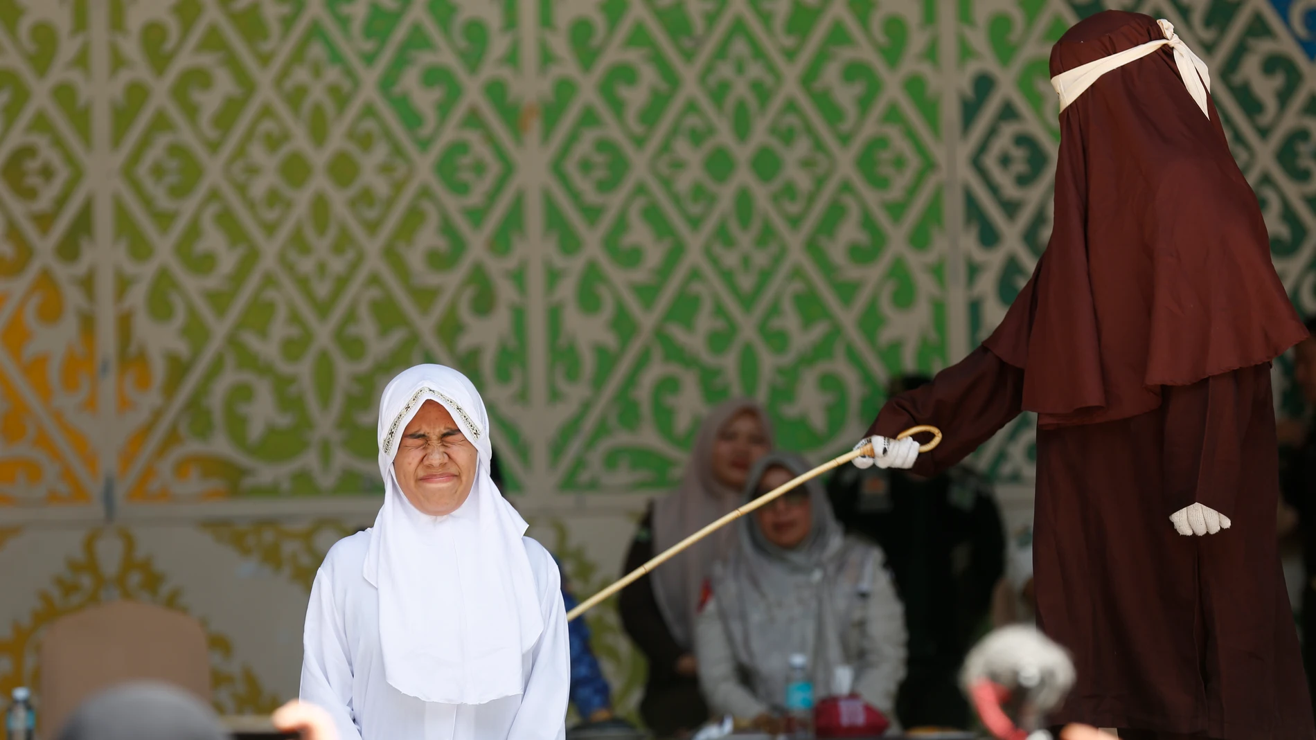 Una mujer reacciona ante los azotes durante un castigo público por violar la ley sharia este jueves, en Banda Aceh (Indonesia) Una mujer reacciona ante los azotes durante un castigo público por violar la ley sharia este jueves, en Banda Aceh (Indonesia)