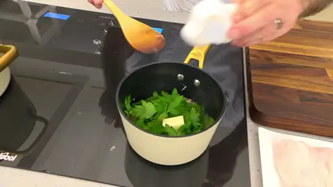 Añade las hojas de cilantro y unas hojas de perejil picadas Añade las hojas de cilantro y unas hojas de perejil picadas