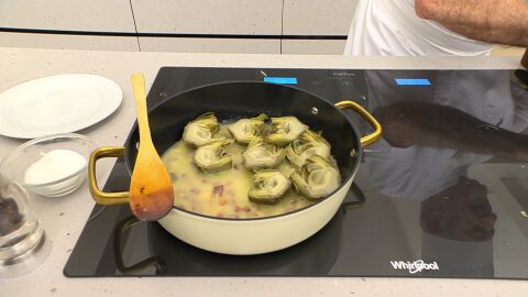 Cuando empiece a hervir, agrega las alcachofas abiertas por la mitad