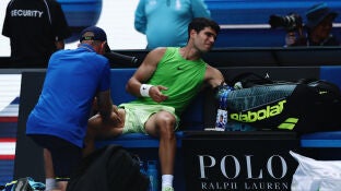 Alcaraz, atendido por el fisio en la semifinal ante Zverev