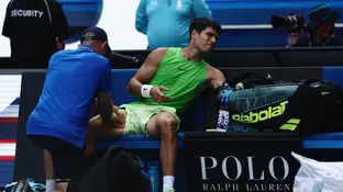 Alcaraz, atendido por el fisio en la semifinal ante Zverev Alcaraz, atendido por el fisio en la semifinal ante Zverev