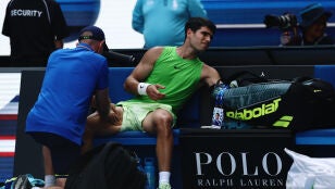 Alcaraz, atendido por el fisio en la semifinal ante Zverev