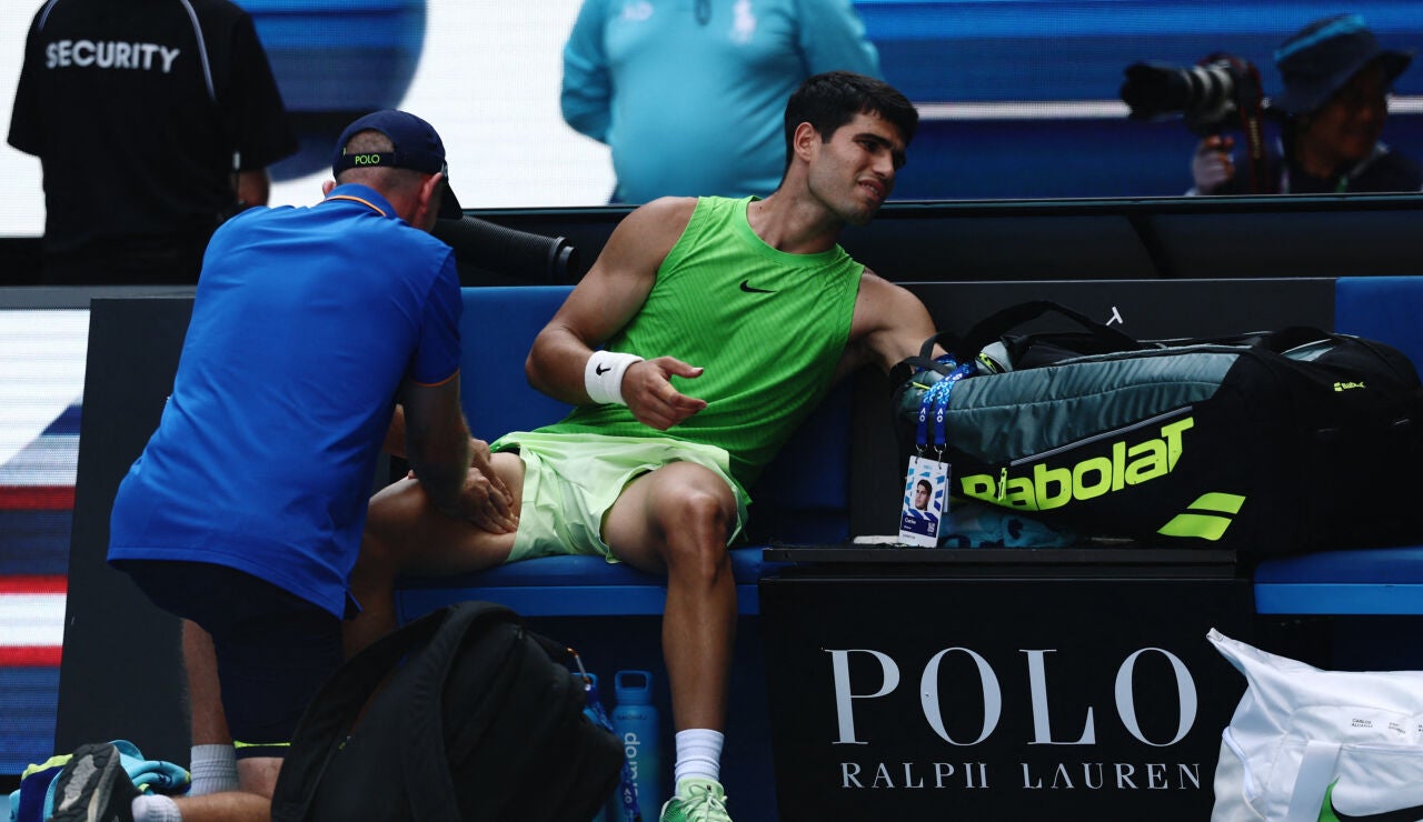 Alcaraz, atendido por el fisio en la semifinal ante Zverev