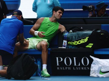 Alcaraz, atendido por el fisio en la semifinal ante Zverev