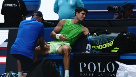 Alcaraz, atendido por el fisio en la semifinal ante Zverev Alcaraz, atendido por el fisio en la semifinal ante Zverev