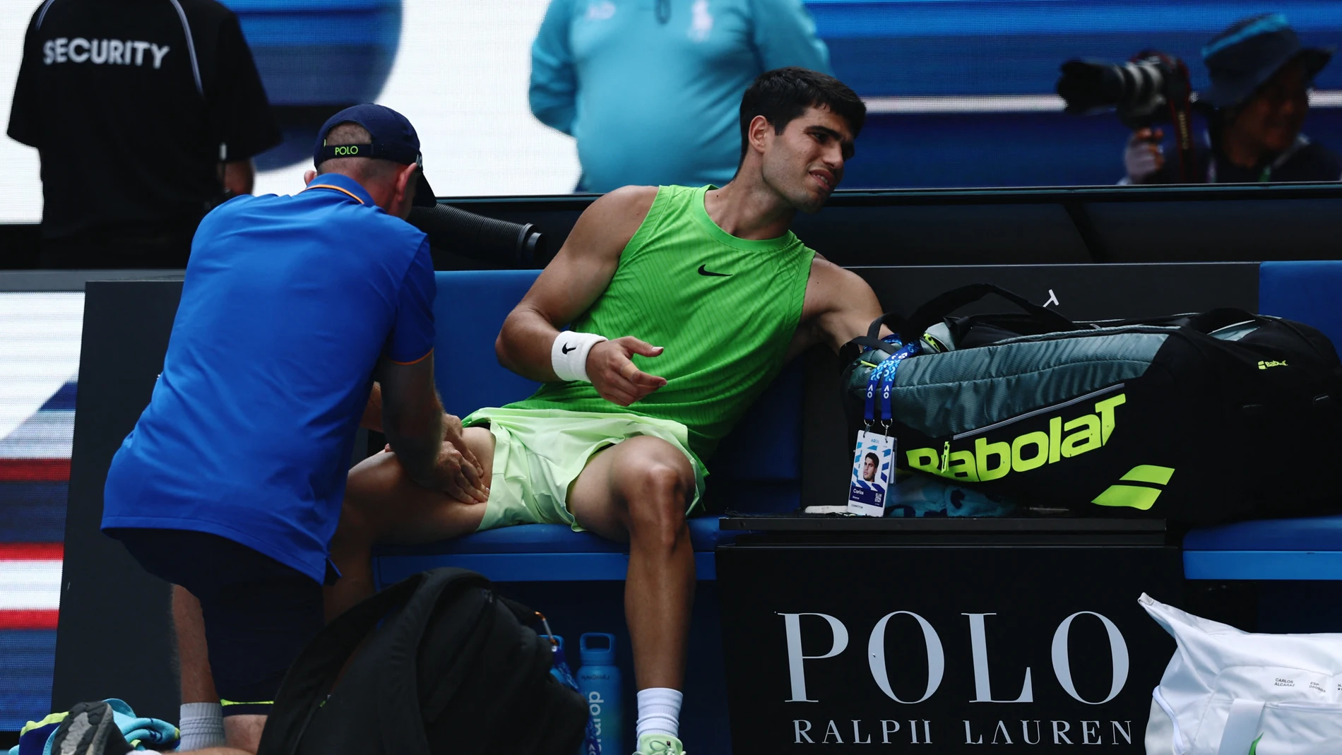 Alcaraz, atendido por el fisio en la semifinal ante Zverev Alcaraz, atendido por el fisio en la semifinal ante Zverev