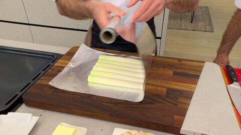 Cierra el papel herméticamente haciendo un paquete o papillote