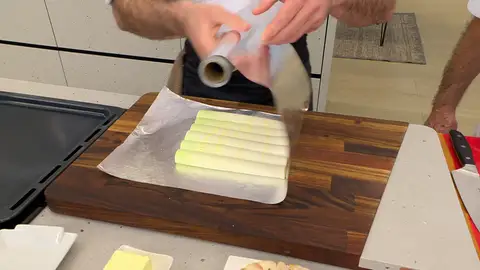 Cierra el papel herméticamente haciendo un paquete o papillote Cierra el papel herméticamente haciendo un paquete o papillote