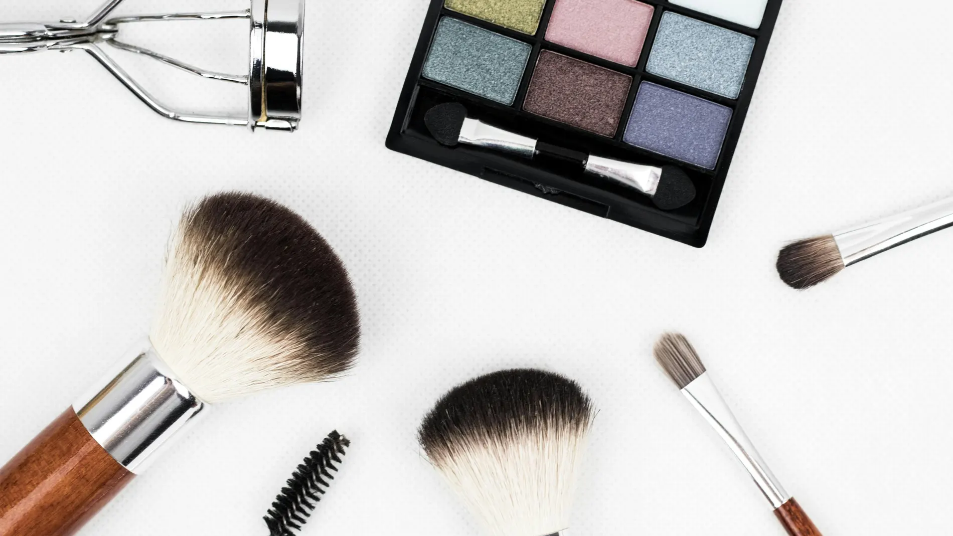 Imagen de archivo de maquillaje y brochas. Imagen de archivo de maquillaje y brochas.