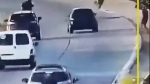 La policía atropella a un ladrón cuando intentaba asaltar a un motorista La policía atropella a un ladrón cuando intentaba asaltar a un motorista