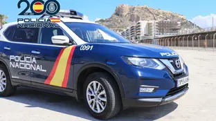 Imagen de un coche de la Policía Nacional en Alicante Imagen de un coche de la Policía Nacional en Alicante