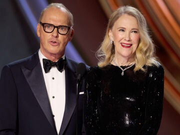 Michael Keaton y Catherine O'Hara en los Oscar 2024