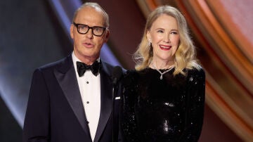 Michael Keaton y Catherine O'Hara en los Oscar 2024