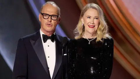 Michael Keaton y Catherine O'Hara en los Oscar 2024 Michael Keaton y Catherine O'Hara en los Oscar 2024
