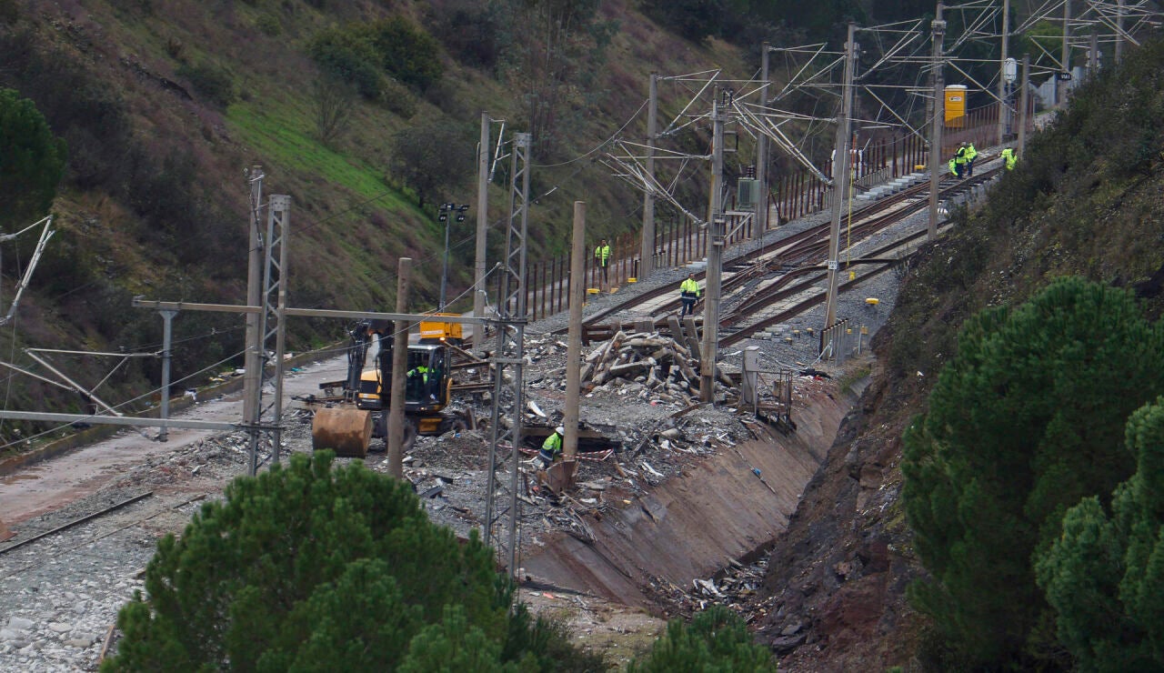 Vista general de las v&iacute;as despejadas tras la retirada de los vagones 