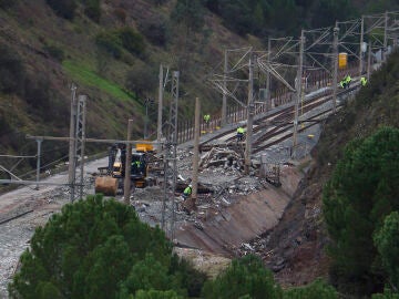 Vista general de las v&iacute;as despejadas tras la retirada de los vagones 