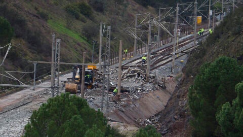 Vista general de las v&iacute;as despejadas tras la retirada de los vagones 