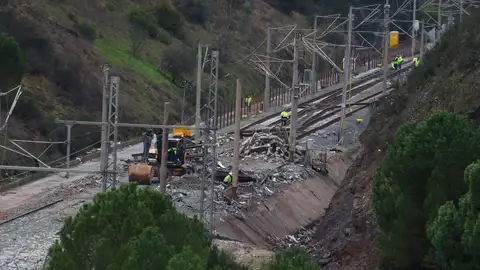Vista general de las vías despejadas tras la retirada de los vagones Vista general de las vías despejadas tras la retirada de los vagones