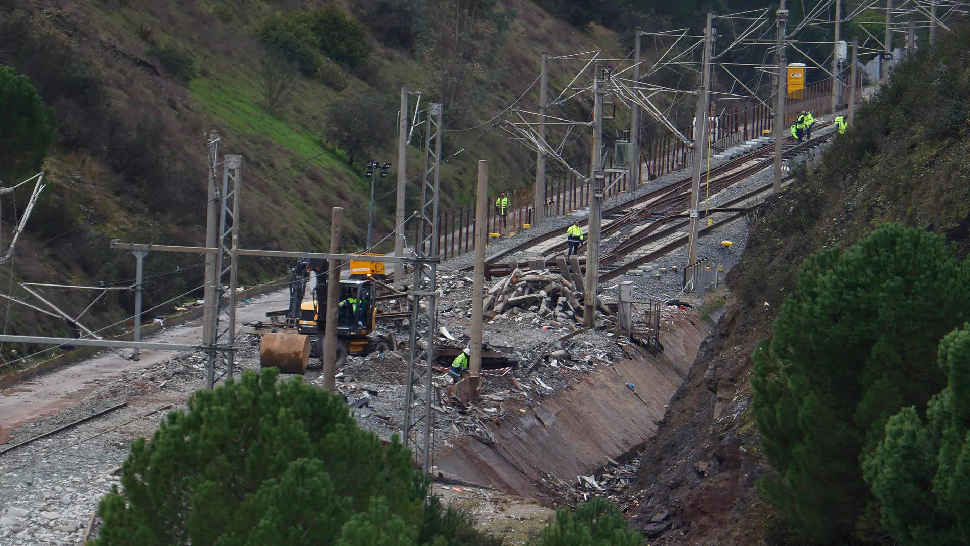 Vista general de las vías despejadas tras la retirada de los vagones Vista general de las vías despejadas tras la retirada de los vagones