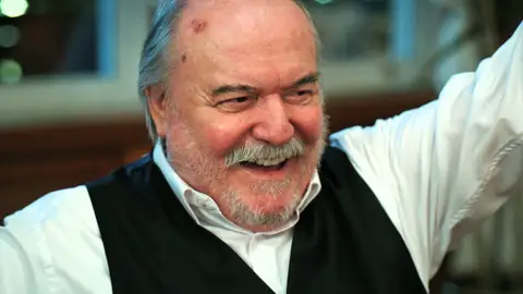 Halis prepara una noche decisiva para su familia en Una nueva vida Halis prepara una noche decisiva para su familia en Una nueva vida