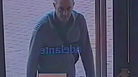 La Guardia Civil pide ayuda para esclarecer el crimen de una mujer hallada muerta en Barcelona en 2005 La Guardia Civil pide ayuda para esclarecer el crimen de una mujer hallada muerta en Barcelona en 2005