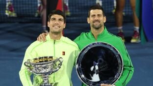 Alcaraz y Djokovic, tras la final del Open de Australia 2026