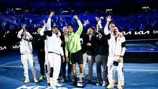 Alcaraz celebra el t&iacute;tulo del Open de Australia con su equipo