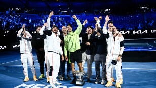 Alcaraz celebra el t&iacute;tulo del Open de Australia con su equipo