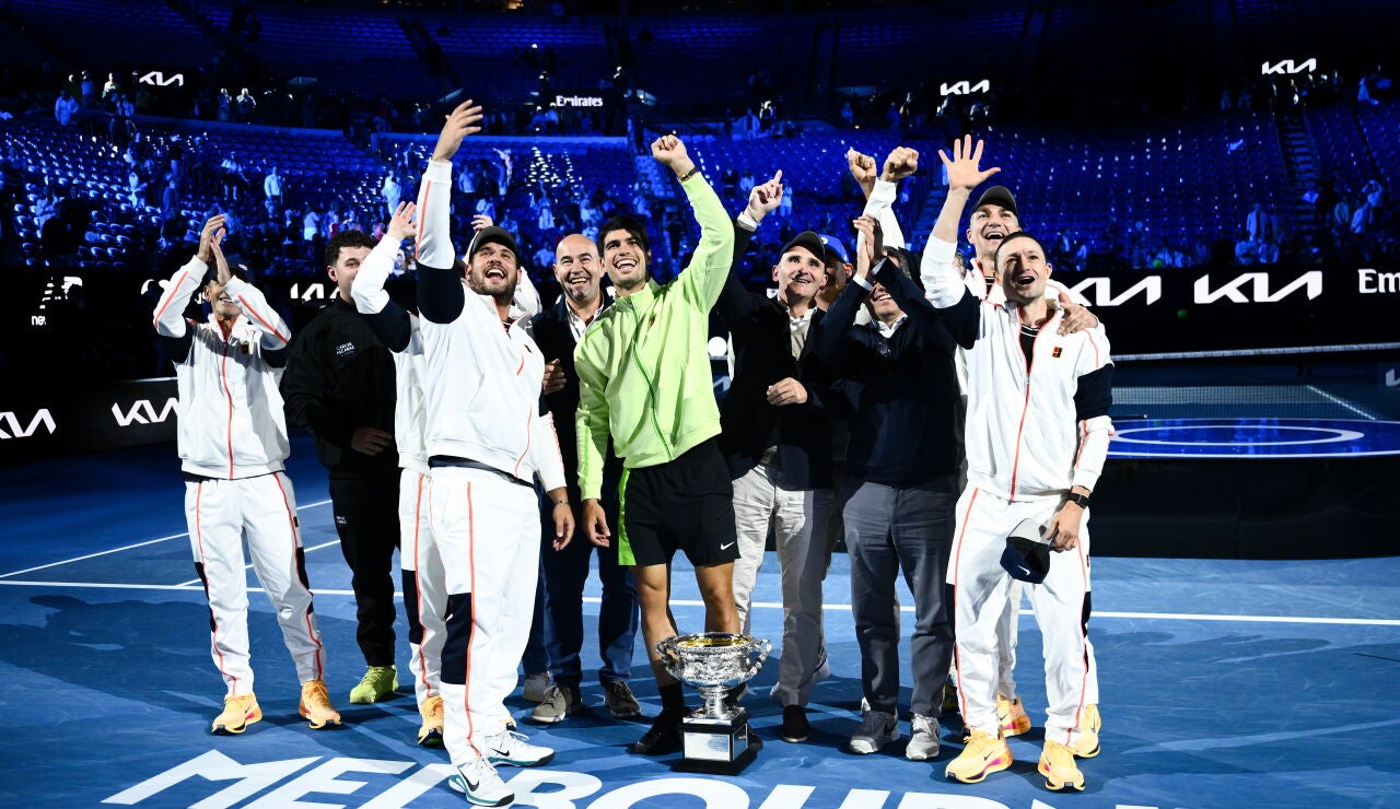 Alcaraz celebra el t&iacute;tulo del Open de Australia con su equipo