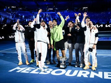 Alcaraz celebra el t&iacute;tulo del Open de Australia con su equipo