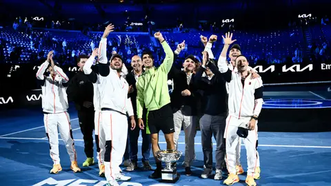 Alcaraz celebra el título del Open de Australia con su equipo Alcaraz celebra el título del Open de Australia con su equipo