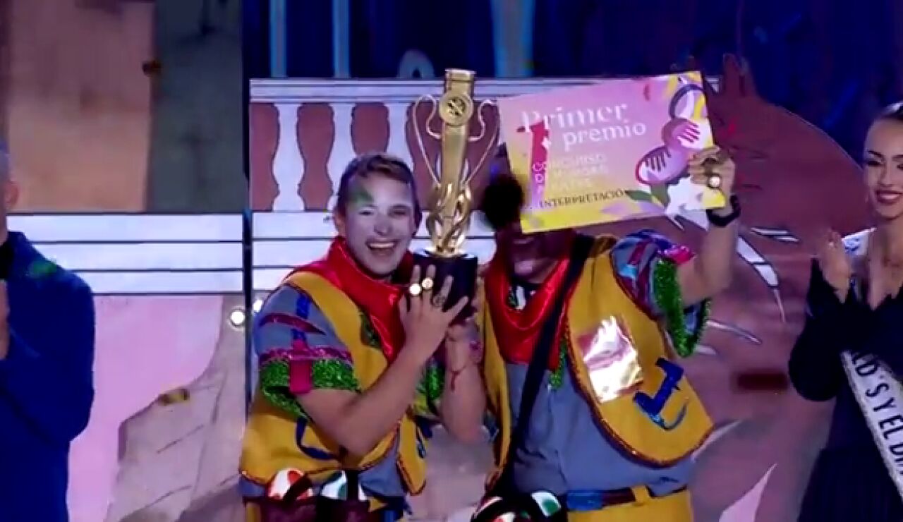 La murga "Trapaseros" triunfa en el primer gran concurso del carnaval de Santa Cruz de Tenerife