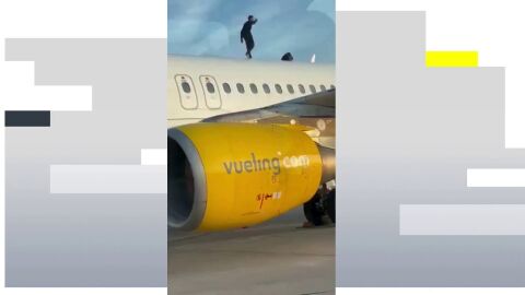 Un hombre se sube al techo de un avi&oacute;n en el aeropuerto de Valencia y retrasa el vuelo m&aacute;s de dos horas 