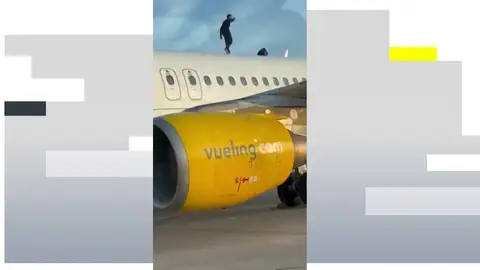 Un hombre se sube al techo de un avión en el aeropuerto de Valencia y retrasa el vuelo más de dos horas Un hombre se sube al techo de un avión en el aeropuerto de Valencia y retrasa el vuelo más de dos horas