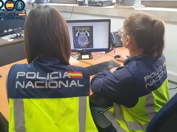 Imagen de dos agentes de la UFAM Imagen de dos agentes de la UFAM