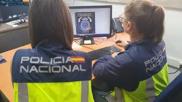 Imagen de dos agentes de la UFAM Imagen de dos agentes de la UFAM