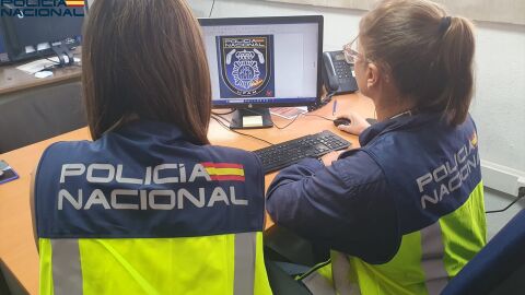 Imagen de dos agentes de la UFAM