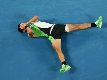 Alcaraz celebra su t&iacute;tulo del Open de Australia
