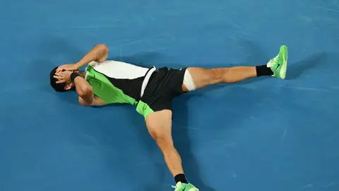 Alcaraz celebra su título del Open de Australia Alcaraz celebra su título del Open de Australia