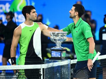 Alcaraz y Djokovic se saludan antes de la final del Open de Australia