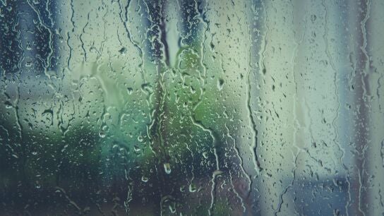 Imagen de gotas de lluvia en una ventana 