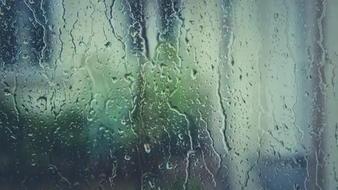 Imagen de gotas de lluvia en una ventana Imagen de gotas de lluvia en una ventana