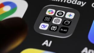 Imagen de una pantalla de un tel&eacute;fono m&oacute;vil que muestra los iconos de varias aplicaciones de IA