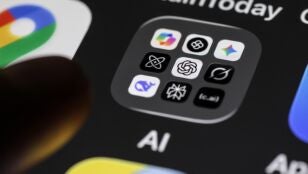 Imagen de una pantalla de un tel&eacute;fono m&oacute;vil que muestra los iconos de varias aplicaciones de IA