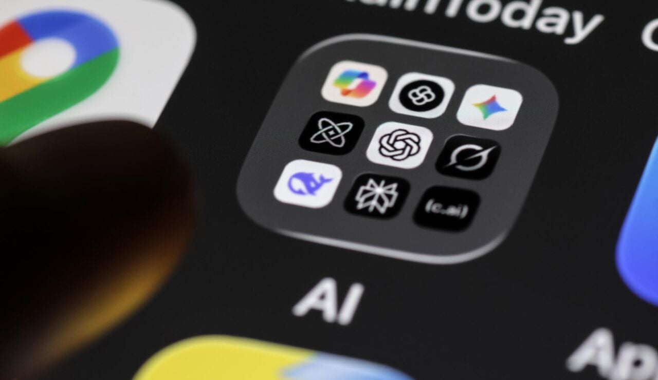 Imagen de una pantalla de un tel&eacute;fono m&oacute;vil que muestra los iconos de varias aplicaciones de IA