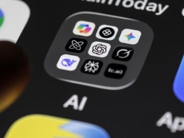 Imagen de una pantalla de un tel&eacute;fono m&oacute;vil que muestra los iconos de varias aplicaciones de IA