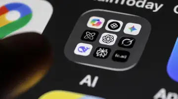Imagen de una pantalla de un teléfono móvil que muestra los iconos de varias aplicaciones de IA Imagen de una pantalla de un teléfono móvil que muestra los iconos de varias aplicaciones de IA