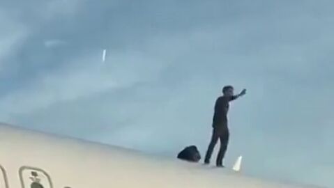 Un hombre se sube al techo de un avi&oacute;n en el aeropuerto de Valencia y retrasa el vuelo m&aacute;s de dos horas 