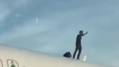 Un hombre se sube al techo de un avión en el aeropuerto de Valencia y retrasa el vuelo más de dos horas Un hombre se sube al techo de un avión en el aeropuerto de Valencia y retrasa el vuelo más de dos horas